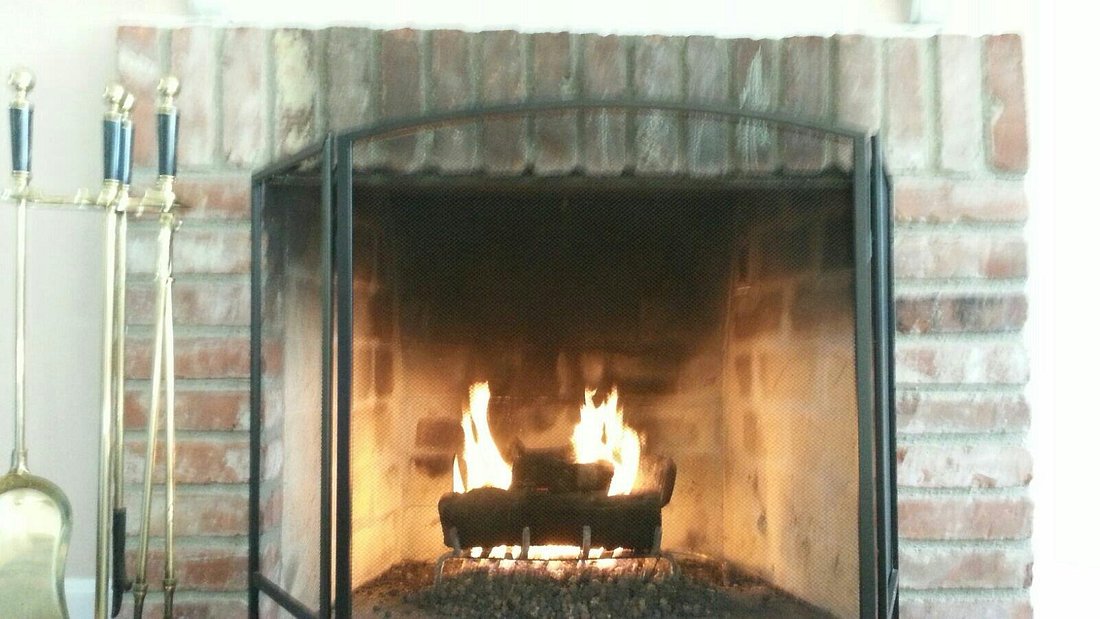 Flat Queen with Fireplace and Large Whirlpool Tub 1046 bedroom fireplace