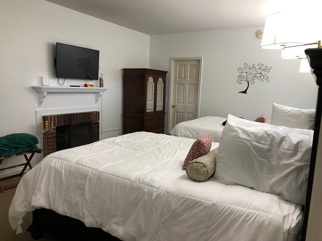 Flat Queen with Fireplace and Large Whirlpool Tub 1046 bedroom