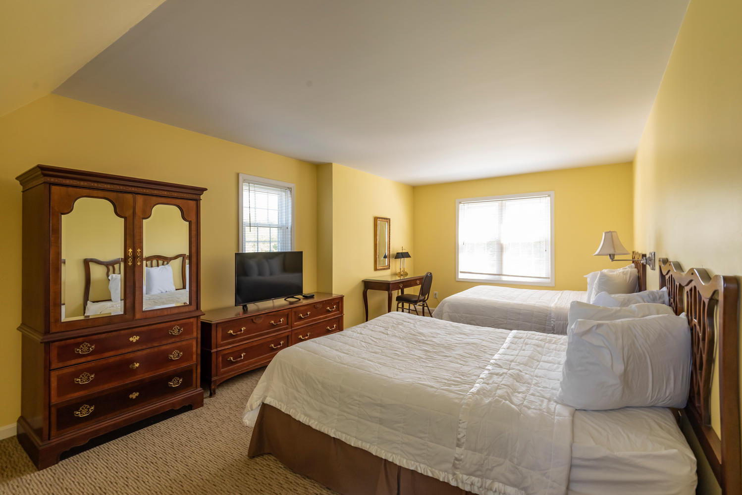 Town Queen 1151 bedroom