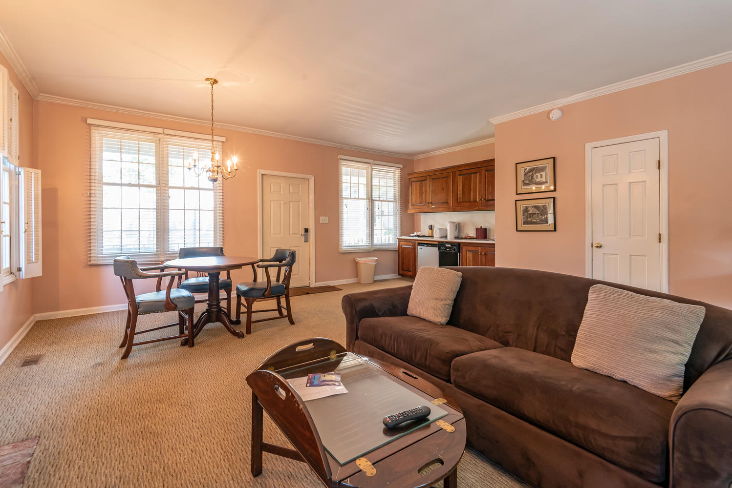 Suite 1071 Kitchenette and Dining Table