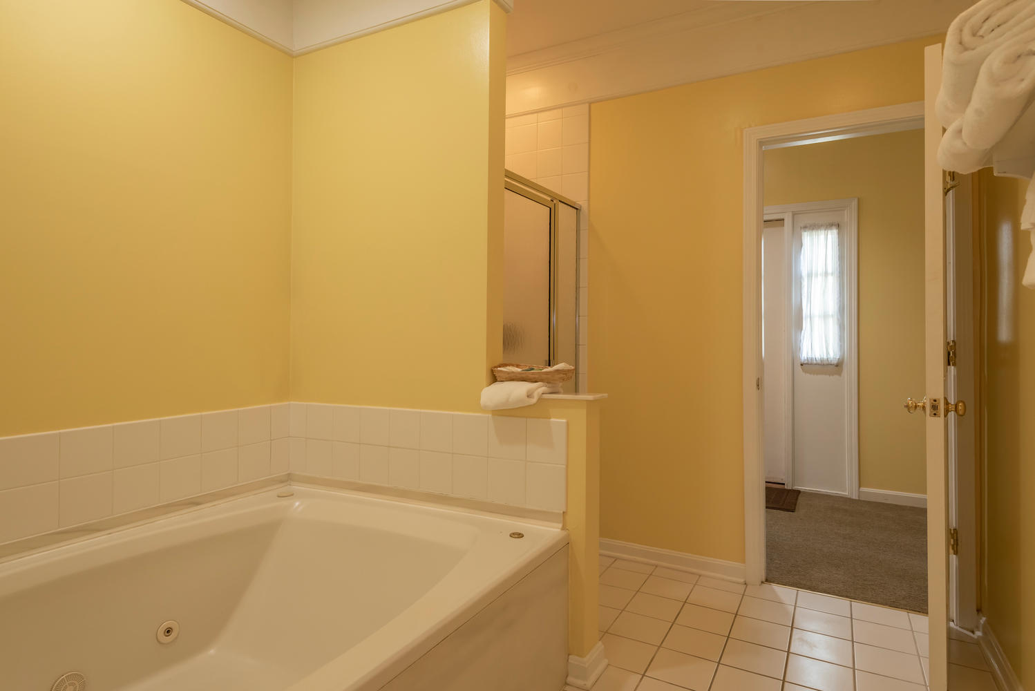 Honeymoon Suite 1096 Large Whirlpool Tub and Shower