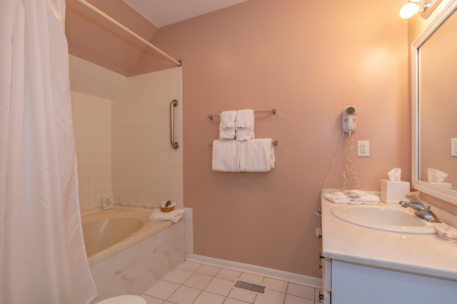 Suite 1100 Upstairs Full Bath