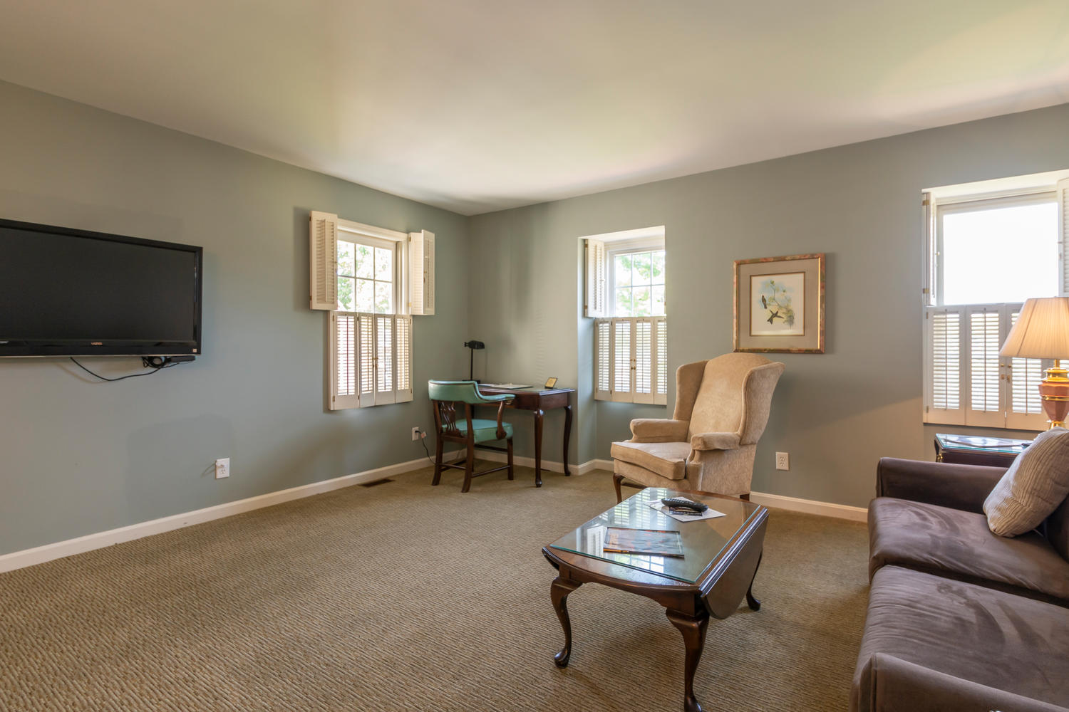 Suite 1115 Living Room and Desk