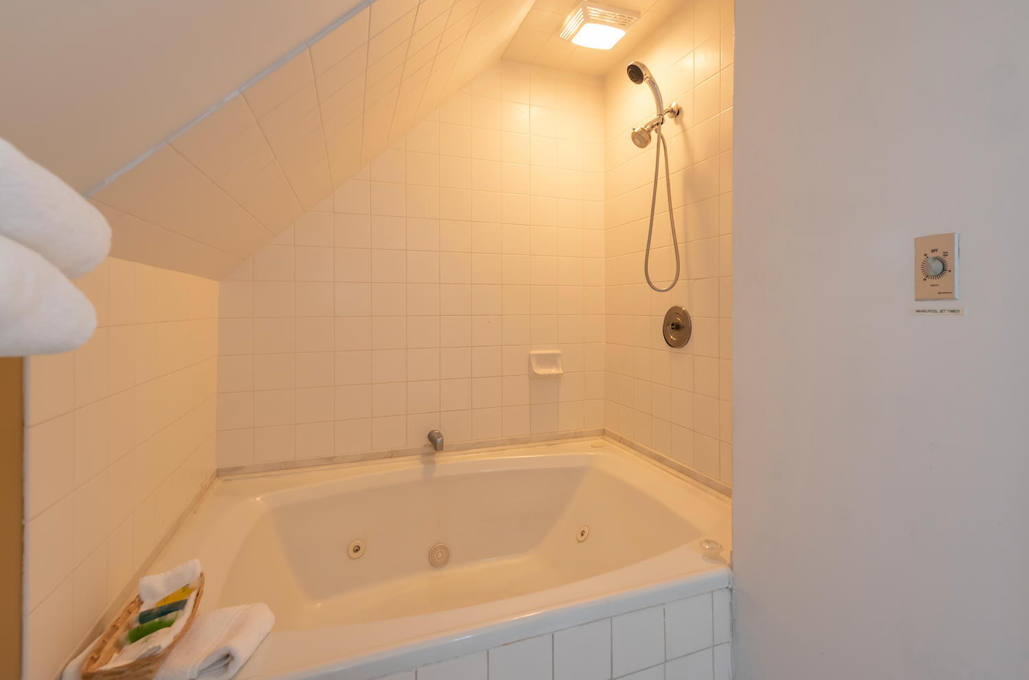 Suite 1123 Large Whirlpool Tub