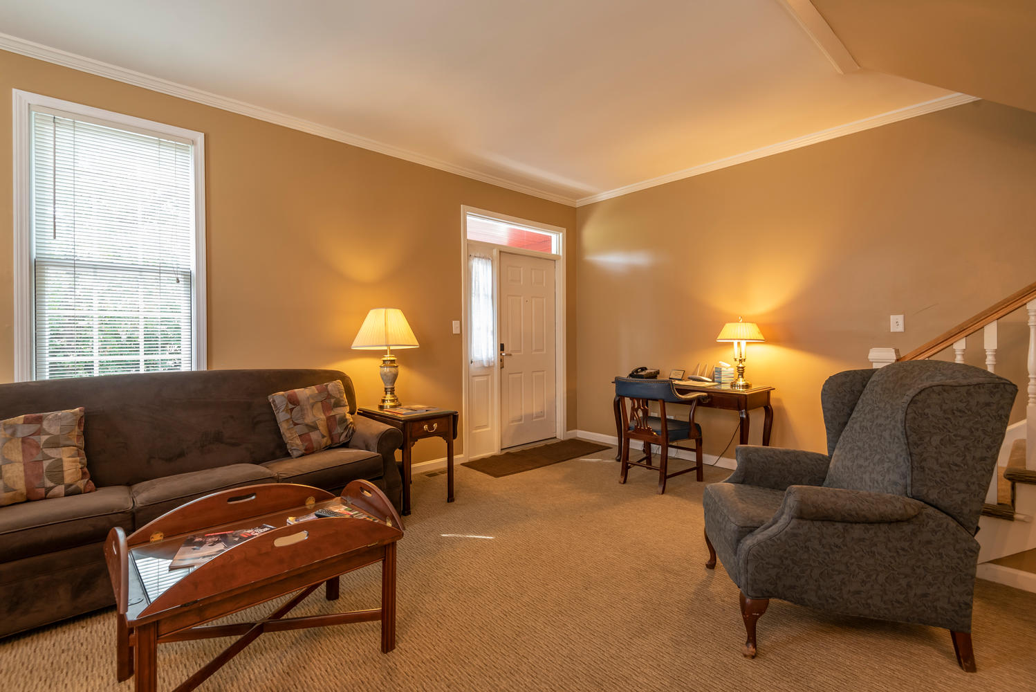 Suite 1123 Living Room and Desk