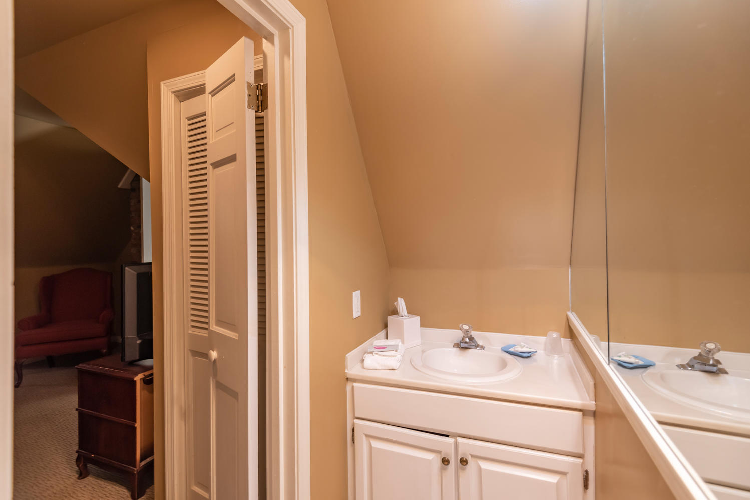 Suite 1123 Upstairs Half Bath