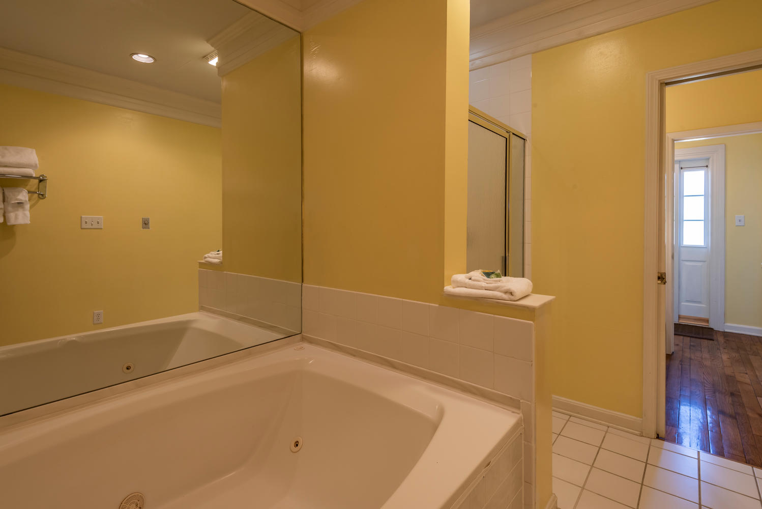 Suite 1136 Large Whirlpool and Walk In Shower
